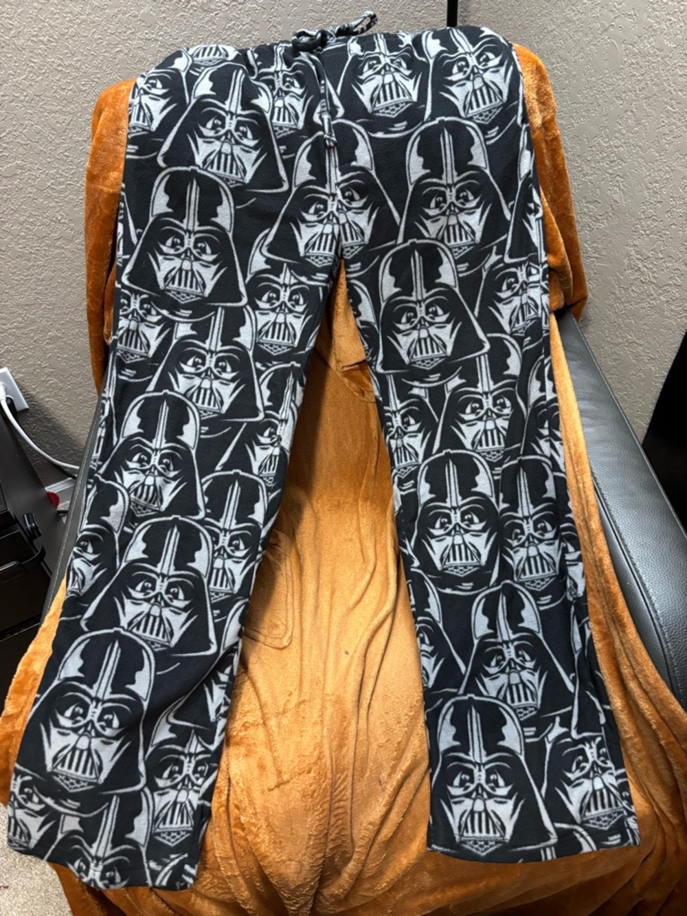Men’s Black Darth Vader Fleece Lounge Pants. Size XL